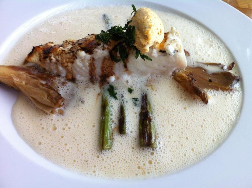 Huvudrätt grillad hälleflundra i vispad chablissås