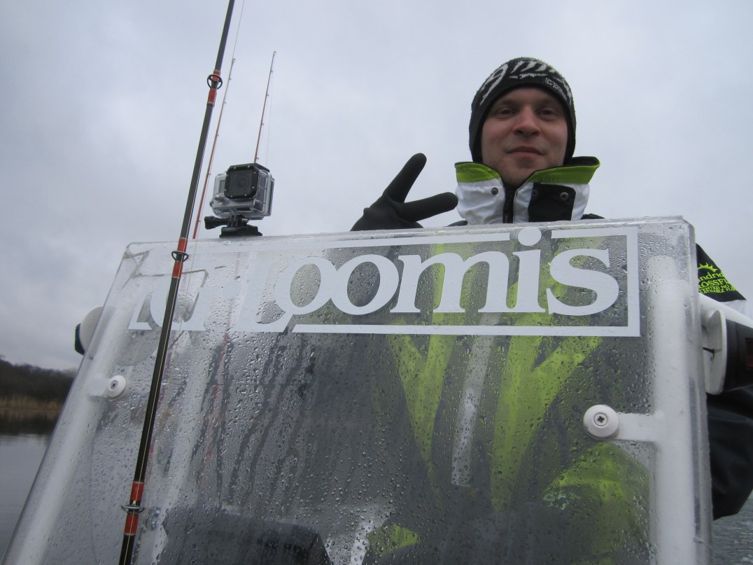 13 Amber bakom pulpet