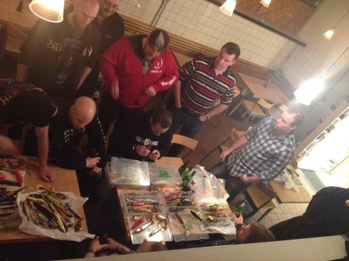 Ovanifrån i lokalen, människor