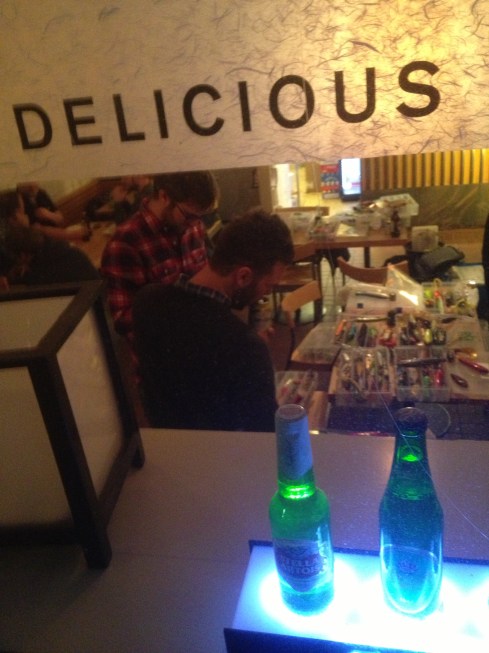 Utefrån o in i lokalen